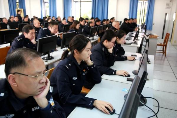 文考、武考、实地考……行不行群众说了算! 文考、武考、实地考……行不行群众说了算!