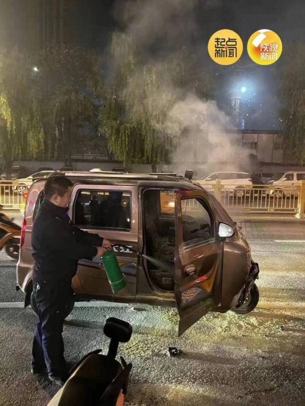 一个箭步，民警将司机从起火车辆中拉出！