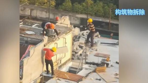 屋顶搭简易房,隔壁楼都看在眼里,多次投诉却得到这样的回复! 屋顶搭简易房,隔壁楼都看在眼里,多次投诉却得到这样的回复!