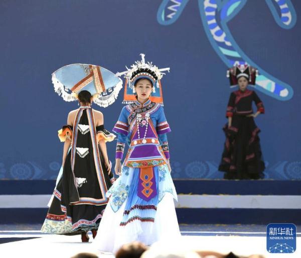 贵州册亨：布依族服饰“时装秀”