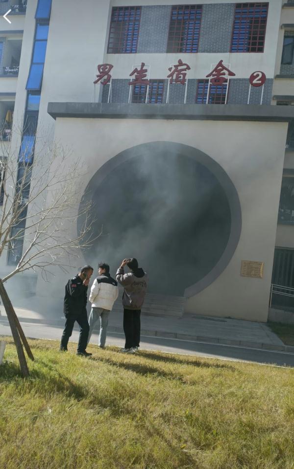 景德镇一学校宿舍爆炸？学校辟谣：夸大其词，电路短路烧了被子