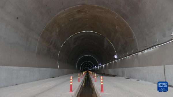 南深高铁玉岑段容岑隧道顺利贯通