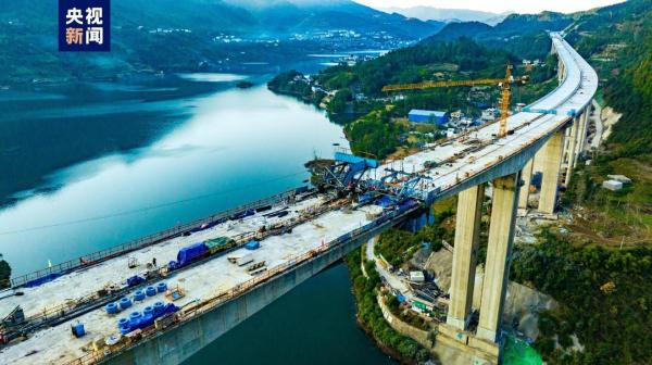 渝湘复线高速鱼梁溪特大桥左幅连续刚构顺利合龙