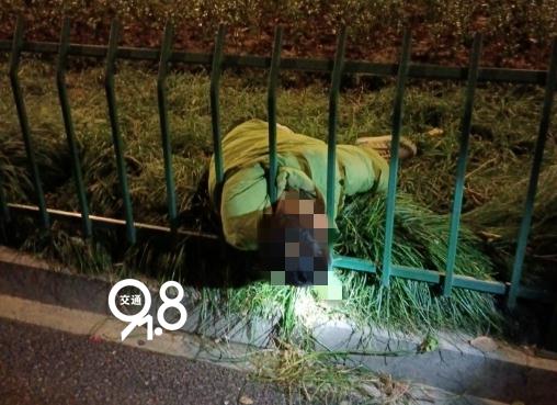 杭州一醉酒男子头卡护栏还……太离谱了! 杭州一醉酒男子头卡护栏还……太离谱了!