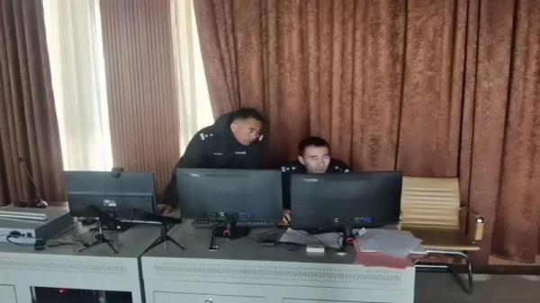 老师，我的书包真被偷了！“笨贼”盗走背包，翻开细看竟是……