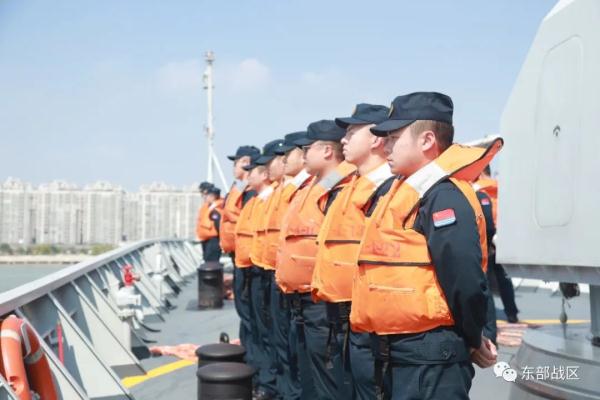 东部战区舰艇编队开展实战化训练