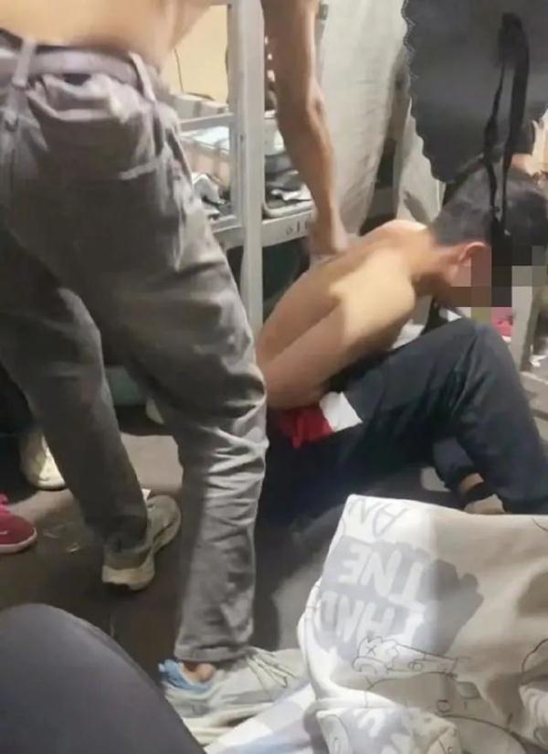 校霸收保护费，不给钱就“用螃蟹夹下体”？警方通报