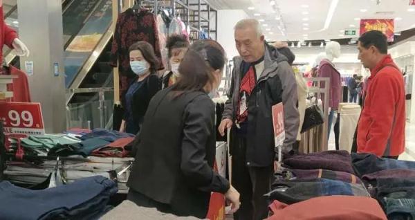 陪伴上海人30年,知名百货将重建!徐家汇这家商场也要改造,阿姨爷叔赶来抢货 陪伴上海人30年,知名百货将重建!徐家汇这家商场也要改造,阿姨爷叔赶来抢货