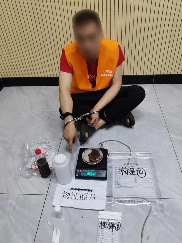 小区内藏匿制造贩卖毒品“卡苦”,警方一举抓获6名犯罪嫌疑人 小区内藏匿制造贩卖毒品“卡苦”,警方一举抓获6名犯罪嫌疑人