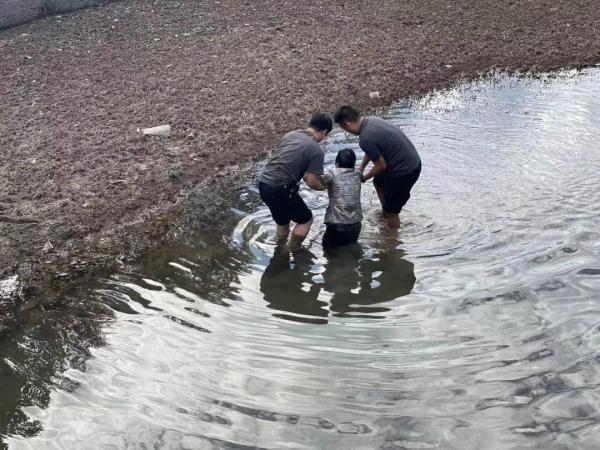 民警挽裤腿下泥塘勇救落水大妈 事后才发现自己竟变了模样