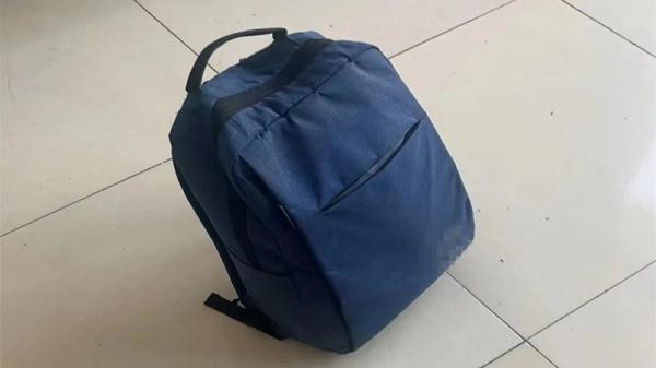 老师，我的书包真被偷了！“笨贼”盗走背包，翻开细看竟是……