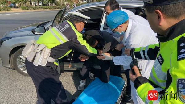 男子服用过量安眠药驾车等绿灯时失去知觉，交警破窗救人