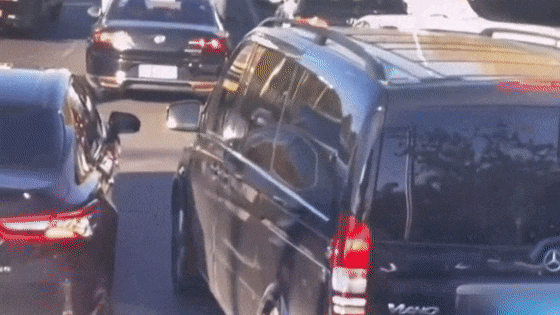 强行“加塞”不成，竟泼水泄愤，别车辱骂！这两位司机，拘了！