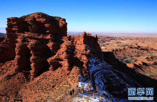 甘肃张掖:丹霞披“纱”景色美 甘肃张掖:丹霞披“纱”景色美