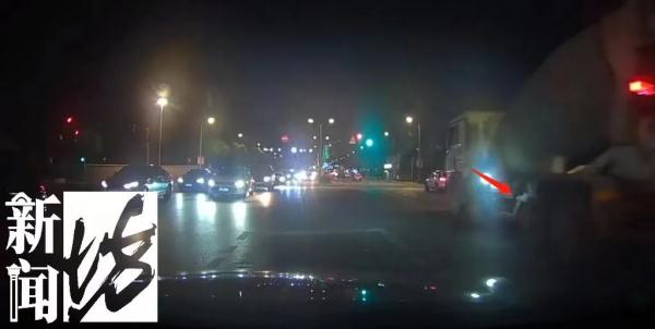 上海一司机吓懵！好好开着车，气囊突然爆了...行车记录仪还原蹊跷过程→