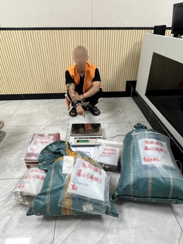 小区内藏匿制造贩卖毒品“卡苦”,警方一举抓获6名犯罪嫌疑人 小区内藏匿制造贩卖毒品“卡苦”,警方一举抓获6名犯罪嫌疑人