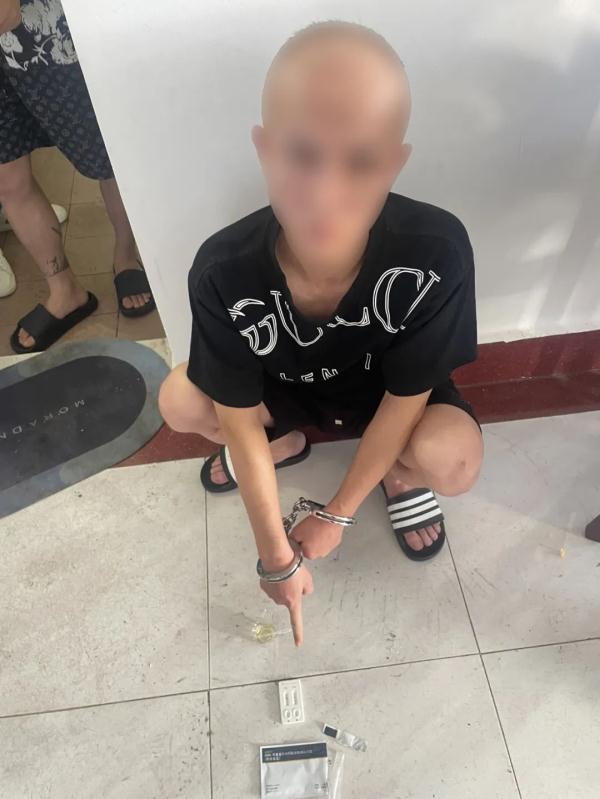 小区内藏匿制造贩卖毒品“卡苦”,警方一举抓获6名犯罪嫌疑人 小区内藏匿制造贩卖毒品“卡苦”,警方一举抓获6名犯罪嫌疑人