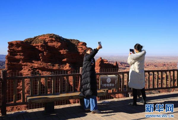 甘肃张掖:丹霞披“纱”景色美 甘肃张掖:丹霞披“纱”景色美