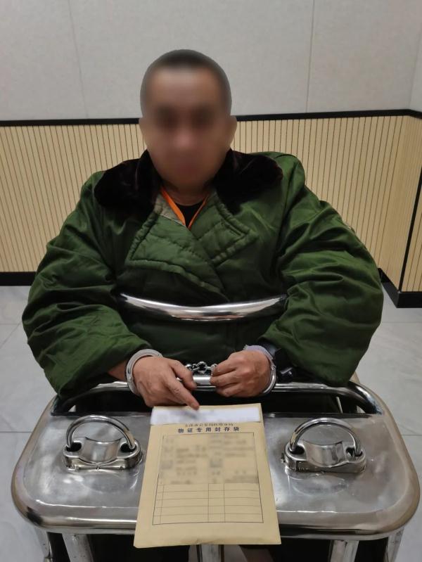 小区内藏匿制造贩卖毒品“卡苦”,警方一举抓获6名犯罪嫌疑人 小区内藏匿制造贩卖毒品“卡苦”,警方一举抓获6名犯罪嫌疑人