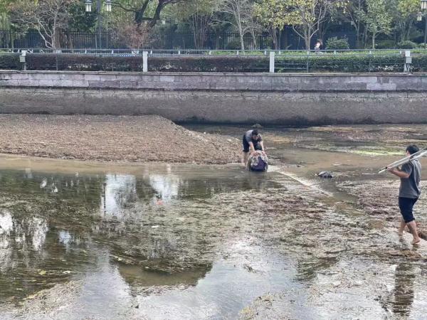 民警挽裤腿下泥塘勇救落水大妈 事后才发现自己竟变了模样