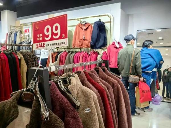 陪伴上海人30年,知名百货将重建!徐家汇这家商场也要改造,阿姨爷叔赶来抢货 陪伴上海人30年,知名百货将重建!徐家汇这家商场也要改造,阿姨爷叔赶来抢货