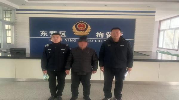 老师，我的书包真被偷了！“笨贼”盗走背包，翻开细看竟是……