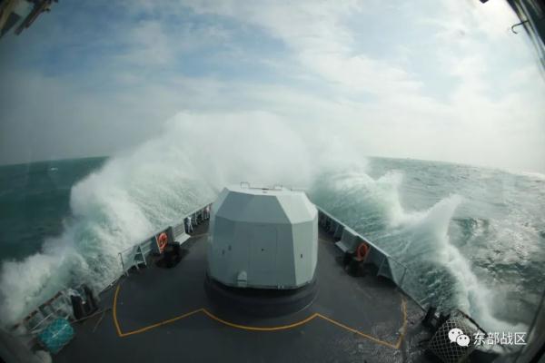 东部战区舰艇编队开展实战化训练