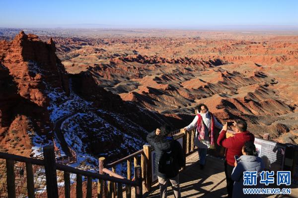 甘肃张掖:丹霞披“纱”景色美 甘肃张掖:丹霞披“纱”景色美
