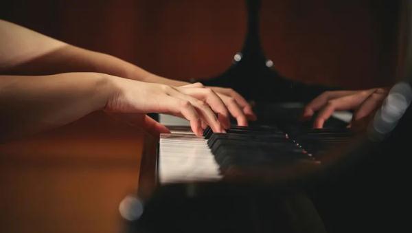 上海一音乐老师天天弹钢琴超10小时,邻居告了3年!网友:贝多芬来了,也得告他扰民 上海一音乐老师天天弹钢琴超10小时,邻居告了3年!网友:贝多芬来了,也得告他扰民