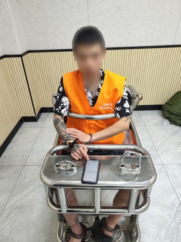 小区内藏匿制造贩卖毒品“卡苦”,警方一举抓获6名犯罪嫌疑人 小区内藏匿制造贩卖毒品“卡苦”,警方一举抓获6名犯罪嫌疑人