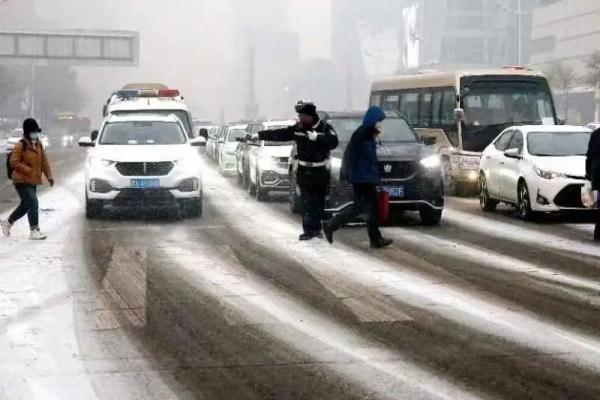 “小雪”迎大雪,局部地区大暴雪!气温断崖式下跌!冰城交警发布出行提示 “小雪”迎大雪,局部地区大暴雪!气温断崖式下跌!冰城交警发布出行提示