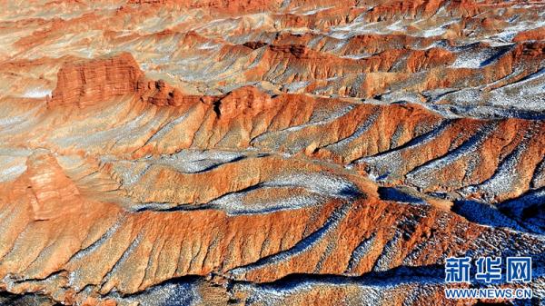 甘肃张掖:丹霞披“纱”景色美 甘肃张掖:丹霞披“纱”景色美