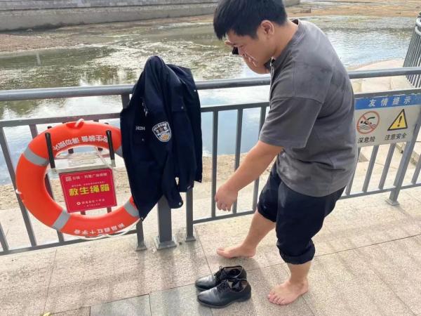 民警挽裤腿下泥塘勇救落水大妈 事后才发现自己竟变了模样