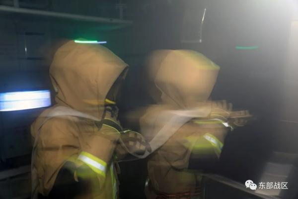 东部战区舰艇编队开展实战化训练