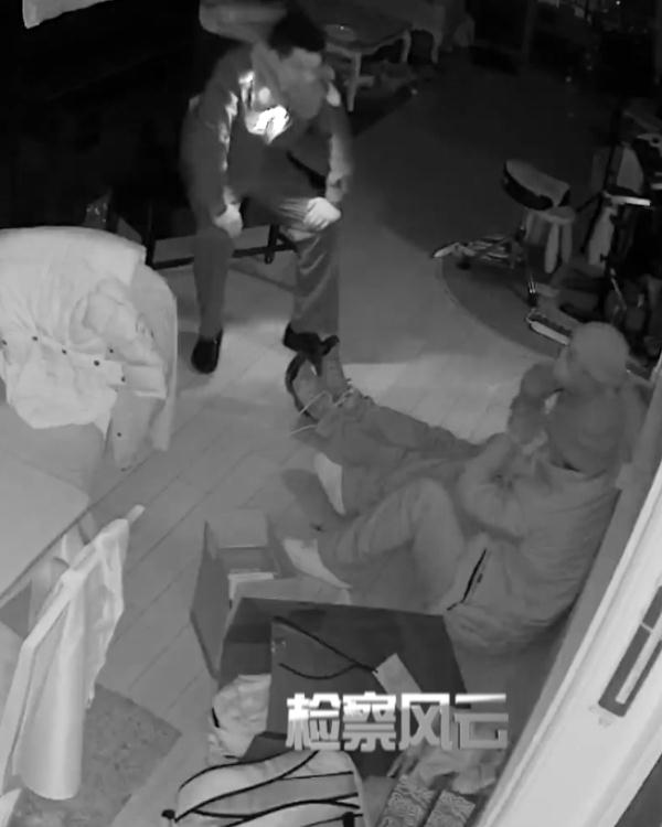 上海80岁老太面对入室抢劫镇定自诺，还给儿子发了条英文短信
