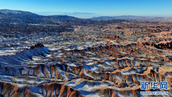 甘肃张掖:丹霞披“纱”景色美 甘肃张掖:丹霞披“纱”景色美