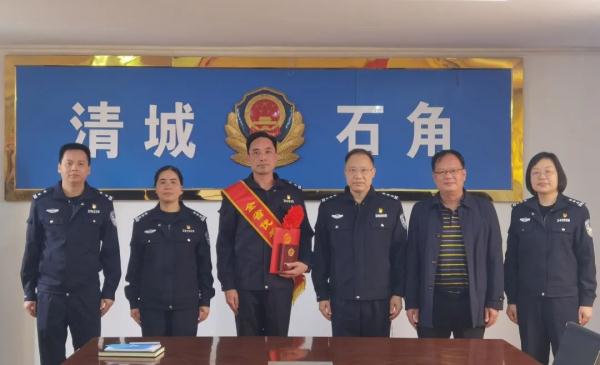 为他点赞！社区好民警 群众贴心人