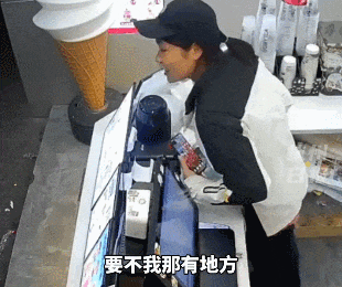 凌晨,小伙在店门口徘徊,女子主动收留!网友爆赞 凌晨,小伙在店门口徘徊,女子主动收留!网友爆赞