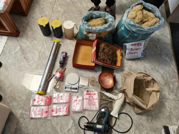 小区内藏匿制造贩卖毒品“卡苦”,警方一举抓获6名犯罪嫌疑人 小区内藏匿制造贩卖毒品“卡苦”,警方一举抓获6名犯罪嫌疑人