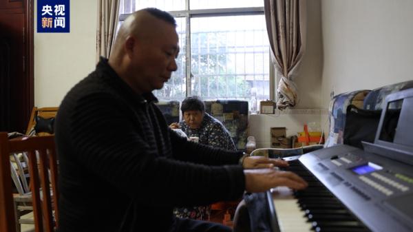 把“爱”弹给你听 为鼓励妻子抗癌 丈夫做保安间隙自学弹琴 把“爱”弹给你听 为鼓励妻子抗癌 丈夫做保安间隙自学弹琴