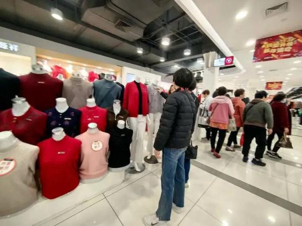 陪伴上海人30年,知名百货将重建!徐家汇这家商场也要改造,阿姨爷叔赶来抢货 陪伴上海人30年,知名百货将重建!徐家汇这家商场也要改造,阿姨爷叔赶来抢货