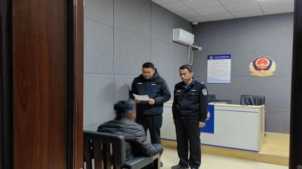 老师，我的书包真被偷了！“笨贼”盗走背包，翻开细看竟是……