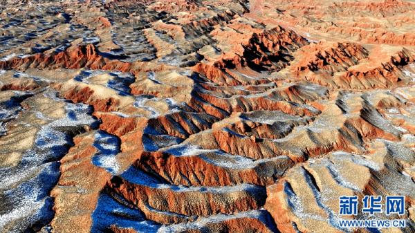 甘肃张掖:丹霞披“纱”景色美 甘肃张掖:丹霞披“纱”景色美