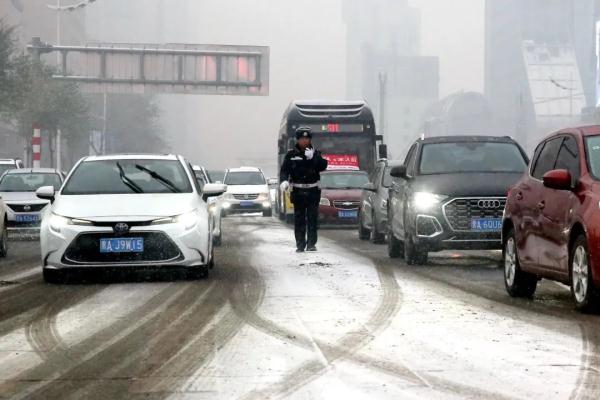 “小雪”迎大雪,局部地区大暴雪!气温断崖式下跌!冰城交警发布出行提示 “小雪”迎大雪,局部地区大暴雪!气温断崖式下跌!冰城交警发布出行提示
