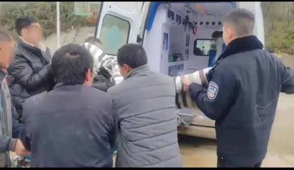 烧炭煤气中毒!警民争分夺秒挽回一条生命! 烧炭煤气中毒!警民争分夺秒挽回一条生命!