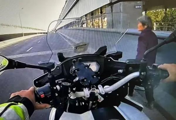 杭州街头，这张“牵手照”火了！