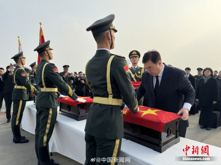 驻韩大使为志愿军烈士棺椁盖国旗