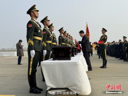 驻韩大使为志愿军烈士棺椁盖国旗