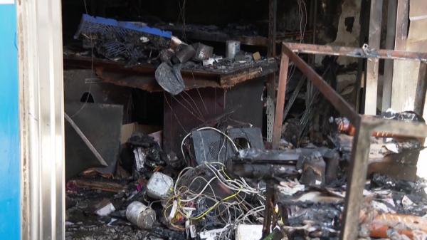 “驿站”深夜起火 店内快递被烧清光