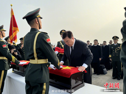 驻韩大使为志愿军烈士棺椁盖国旗